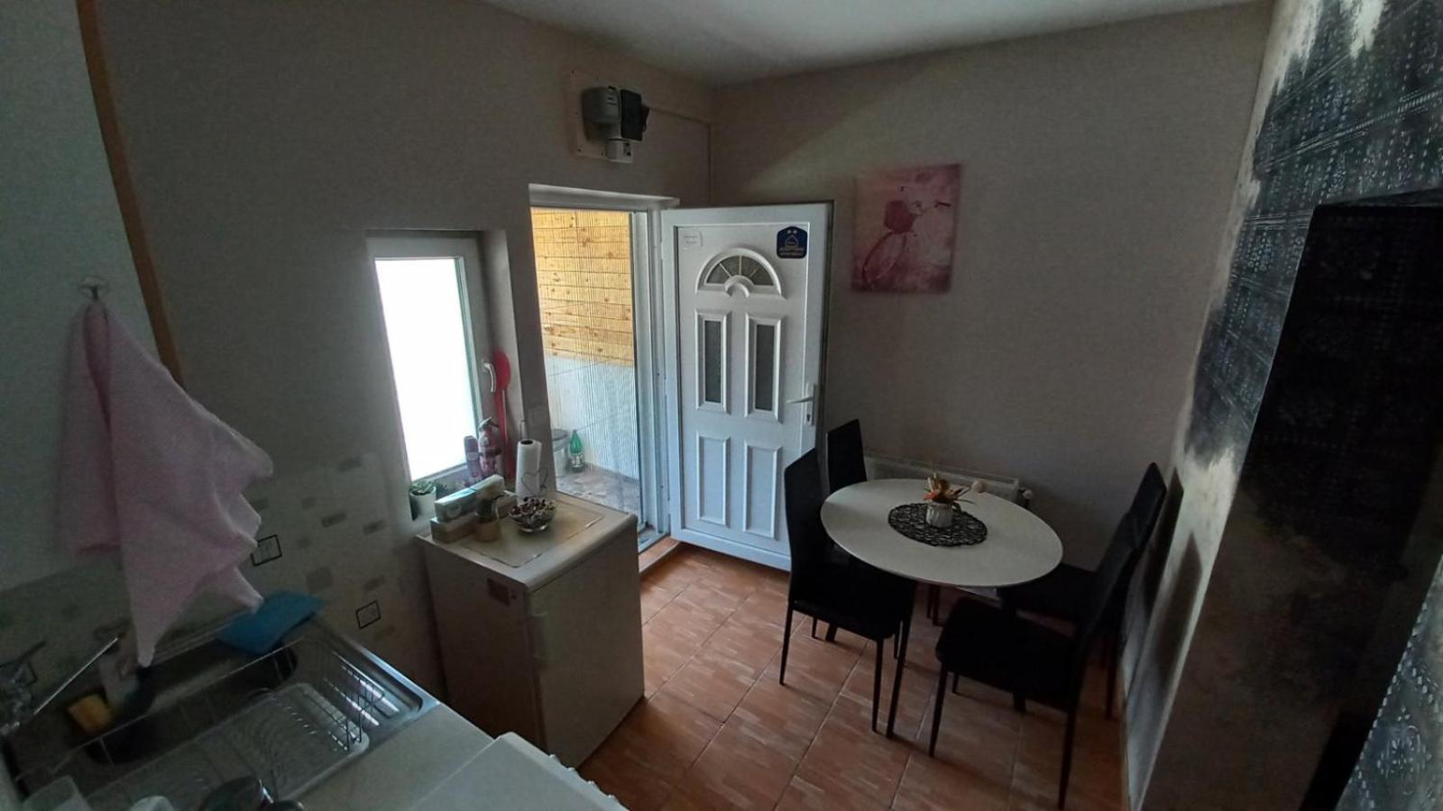 Appartamento Apartman Ivona Ovcar Banja Esterno foto